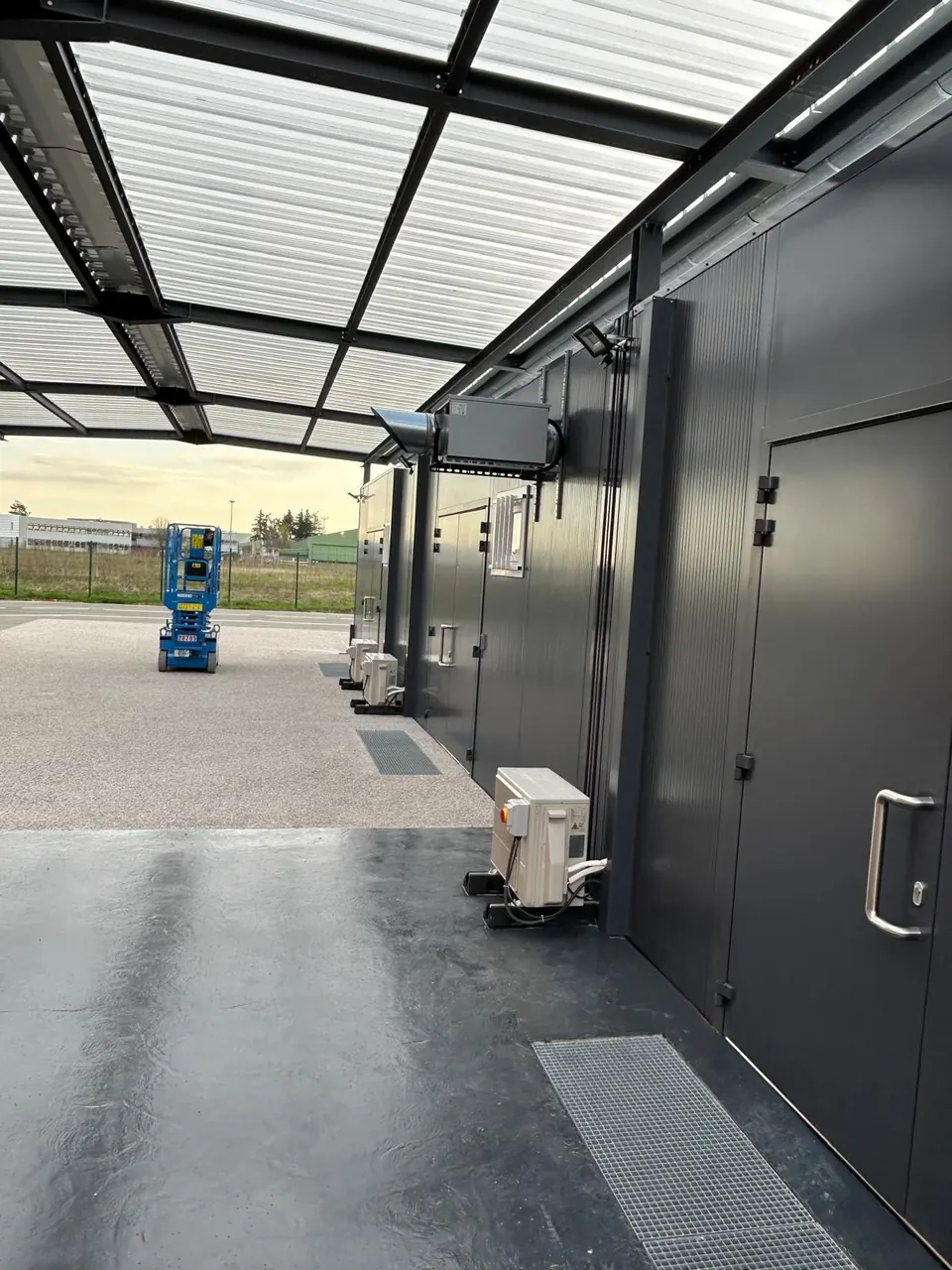 Passage couvert desservant plusieurs locaux techniques sur un chantier