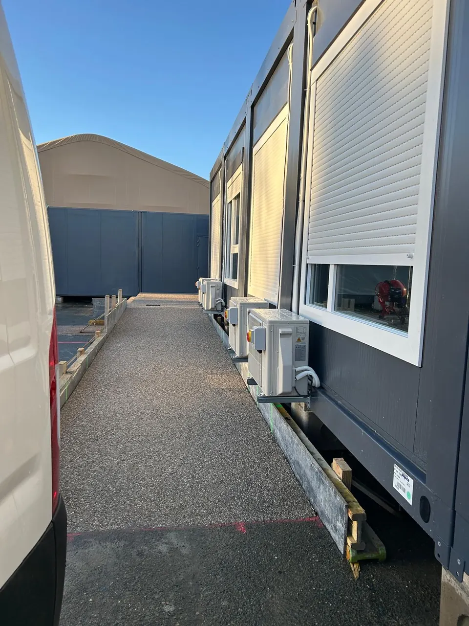 Installation extérieure desservant plusieurs bâtiments modulaires