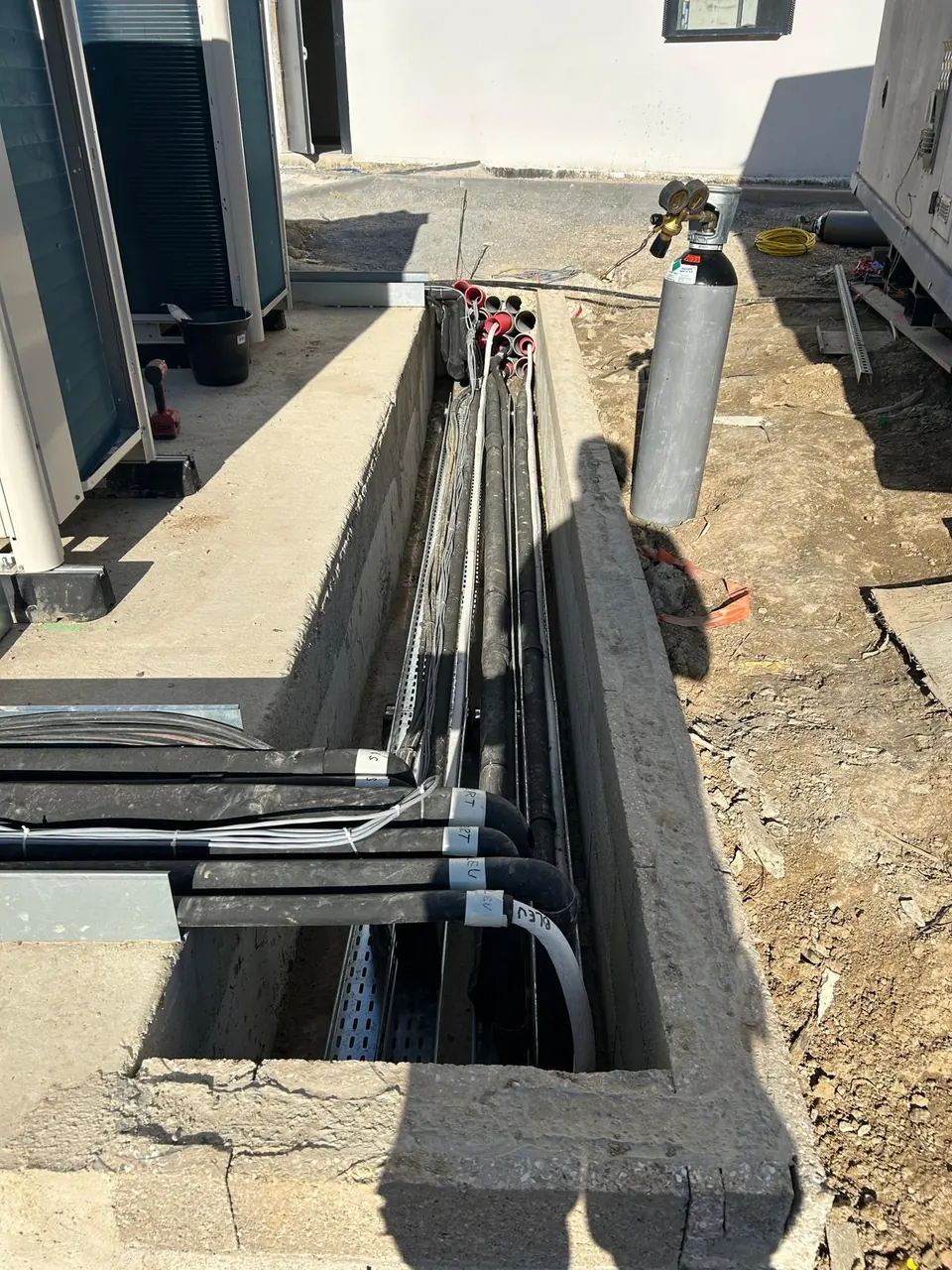 Tuyauterie posée en tranchée sur un chantier