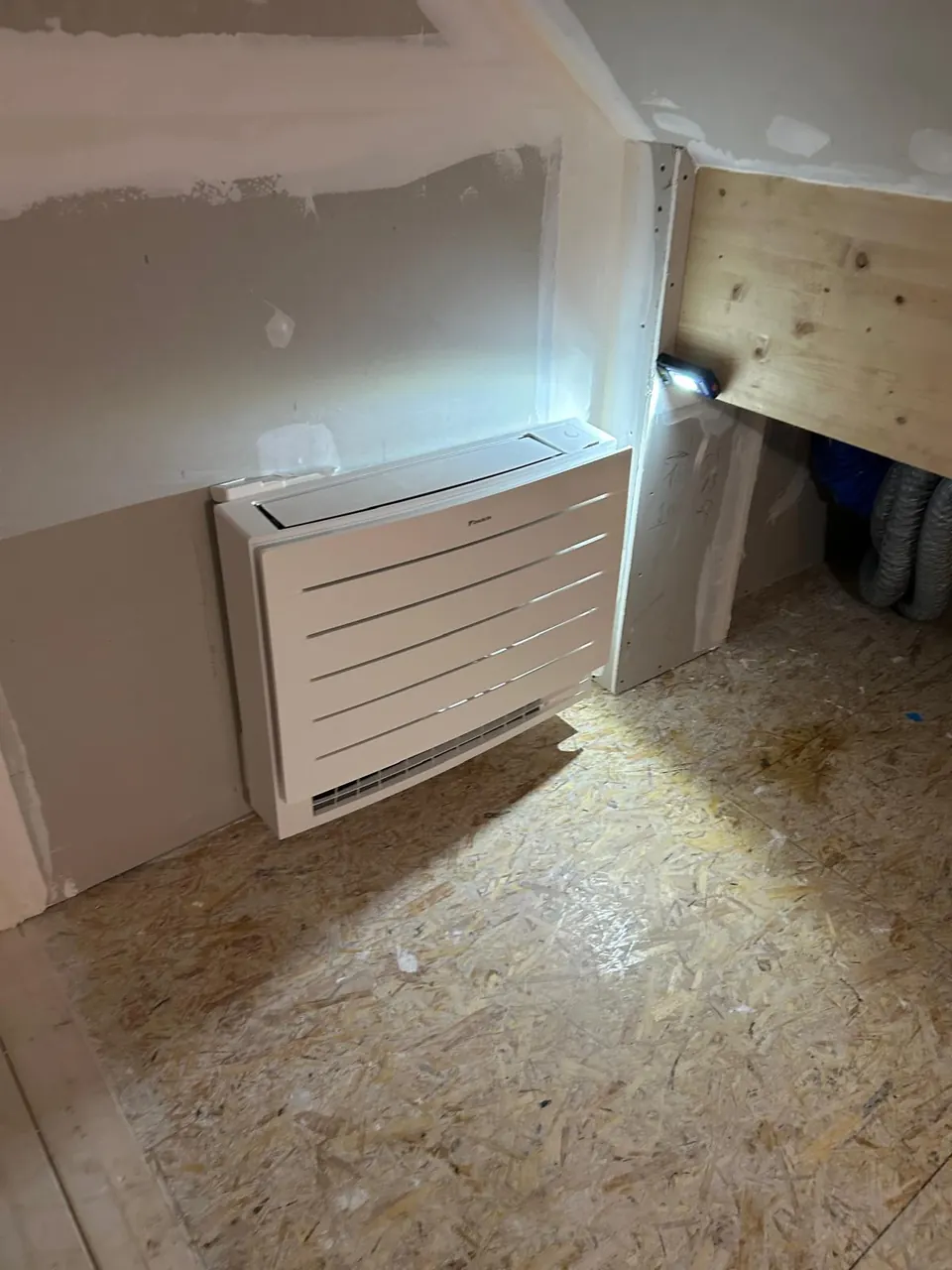 Unité intérieure posée durant un chantier en structure bois