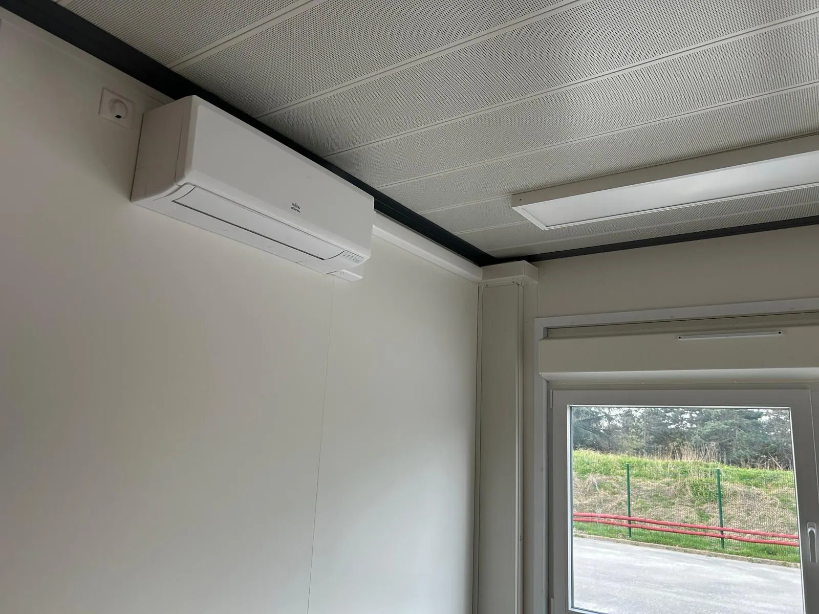 Unité intérieure installée sous une fenêtre technique