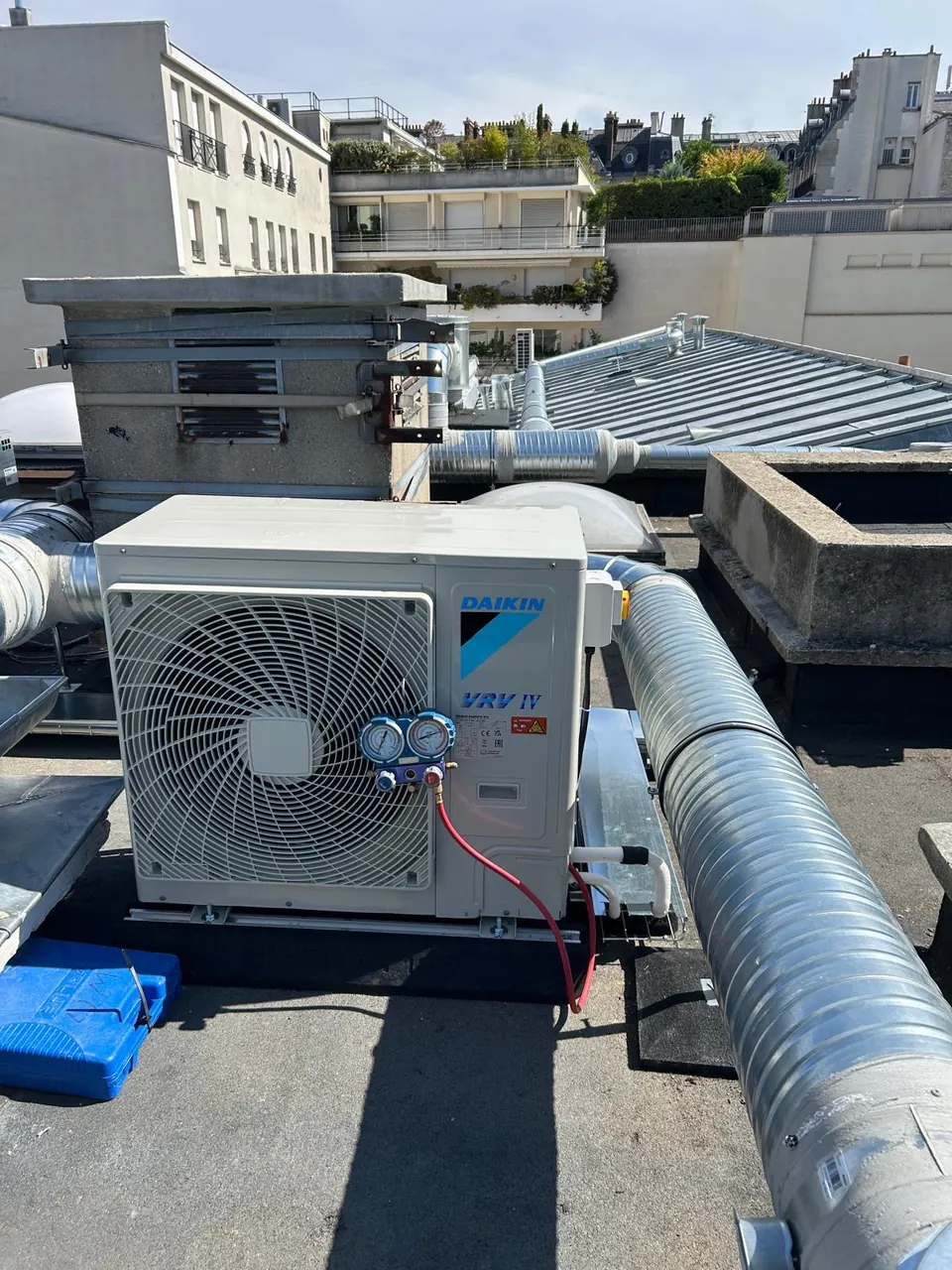 Unité de climatisation installée en toiture avec gainage