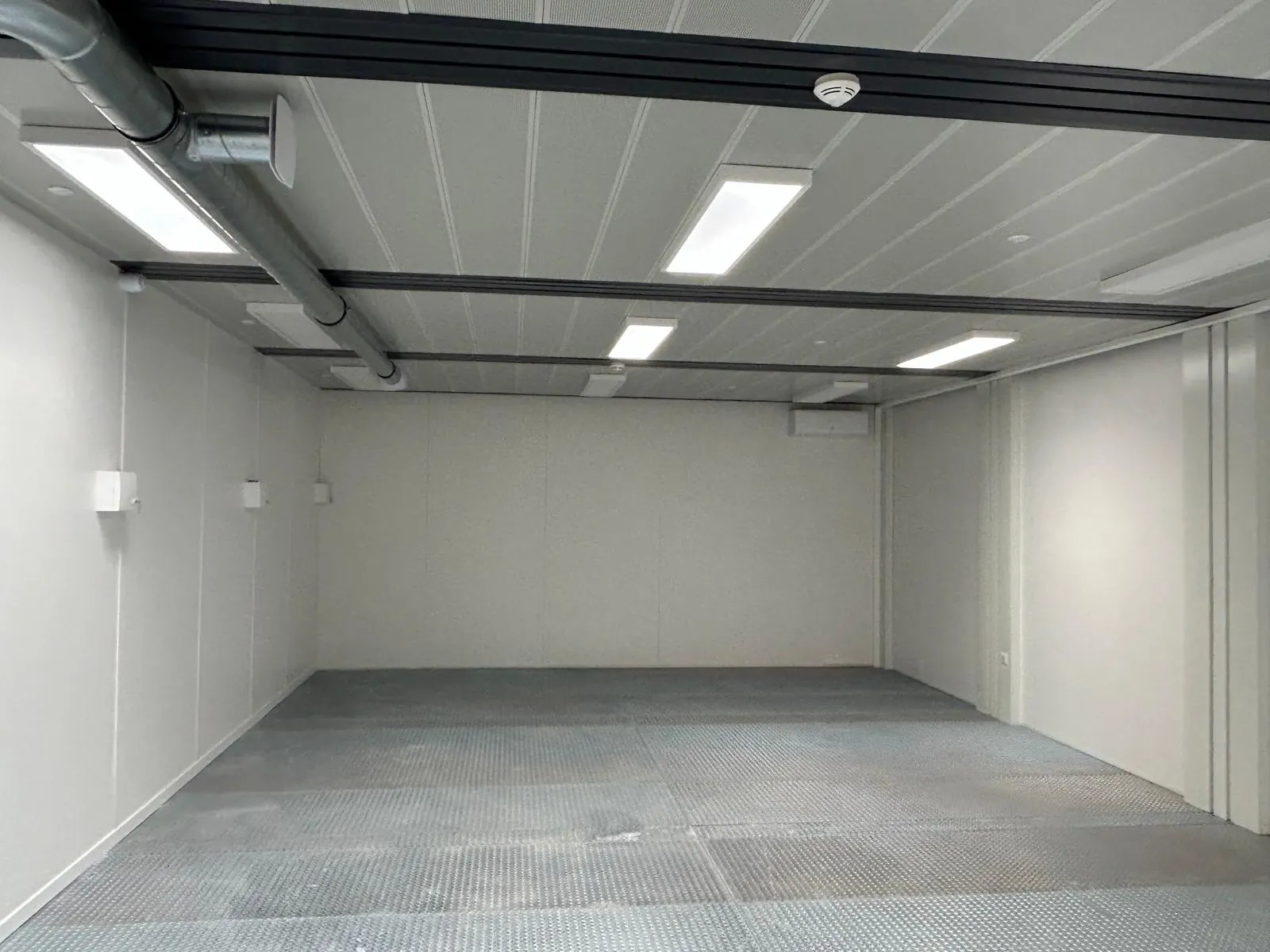Renovated interior space, floor and walls clean at the end of the works