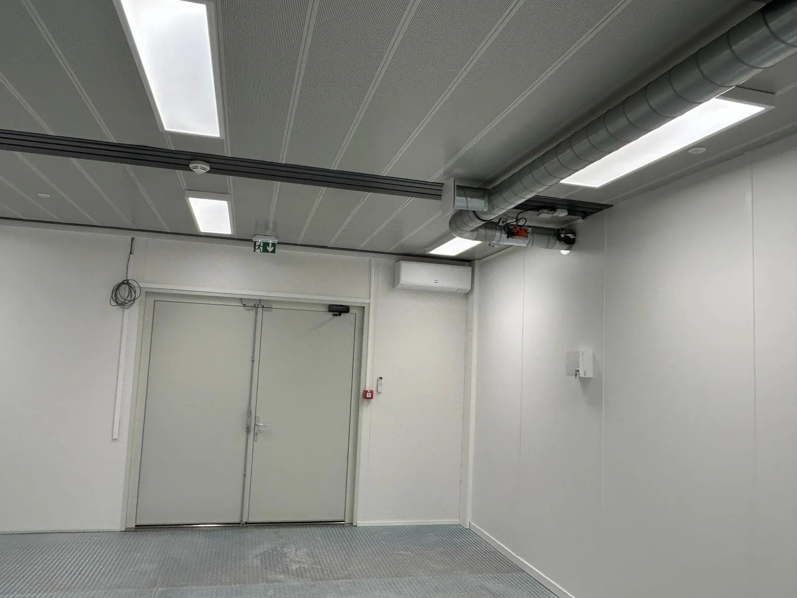 Local intérieur avec portes techniques