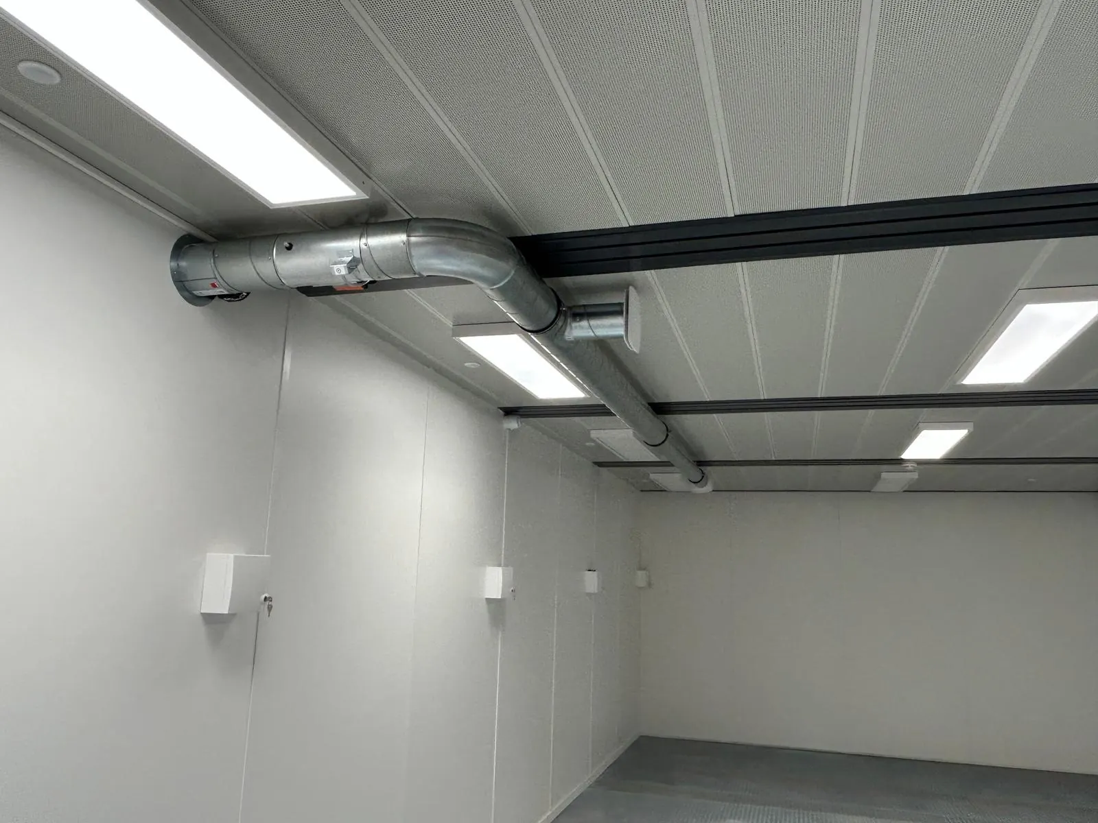 Technical ceiling with ventilation ductwork in a space at the end of the works