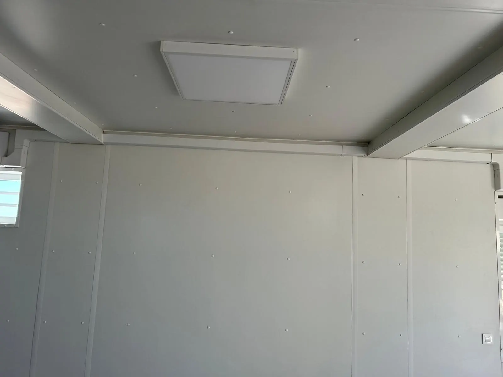 Plafond fini avec éclairage technique intégré