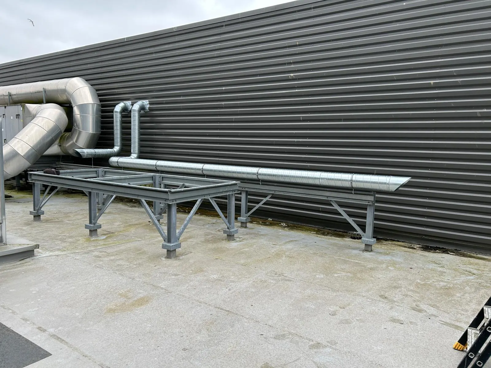 Support technique de toiture pour gaines de ventilation