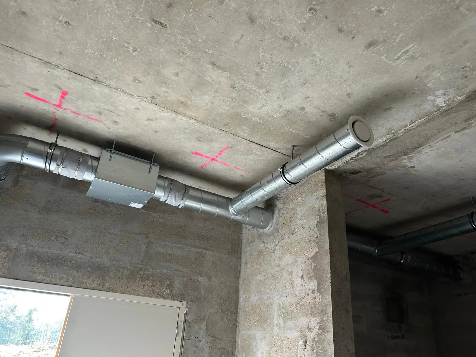 Gaine de ventilation repérée avant pose en plafond béton