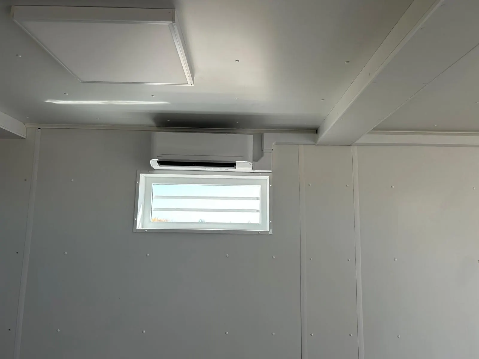 Grille de ventilation posée en plafond de local