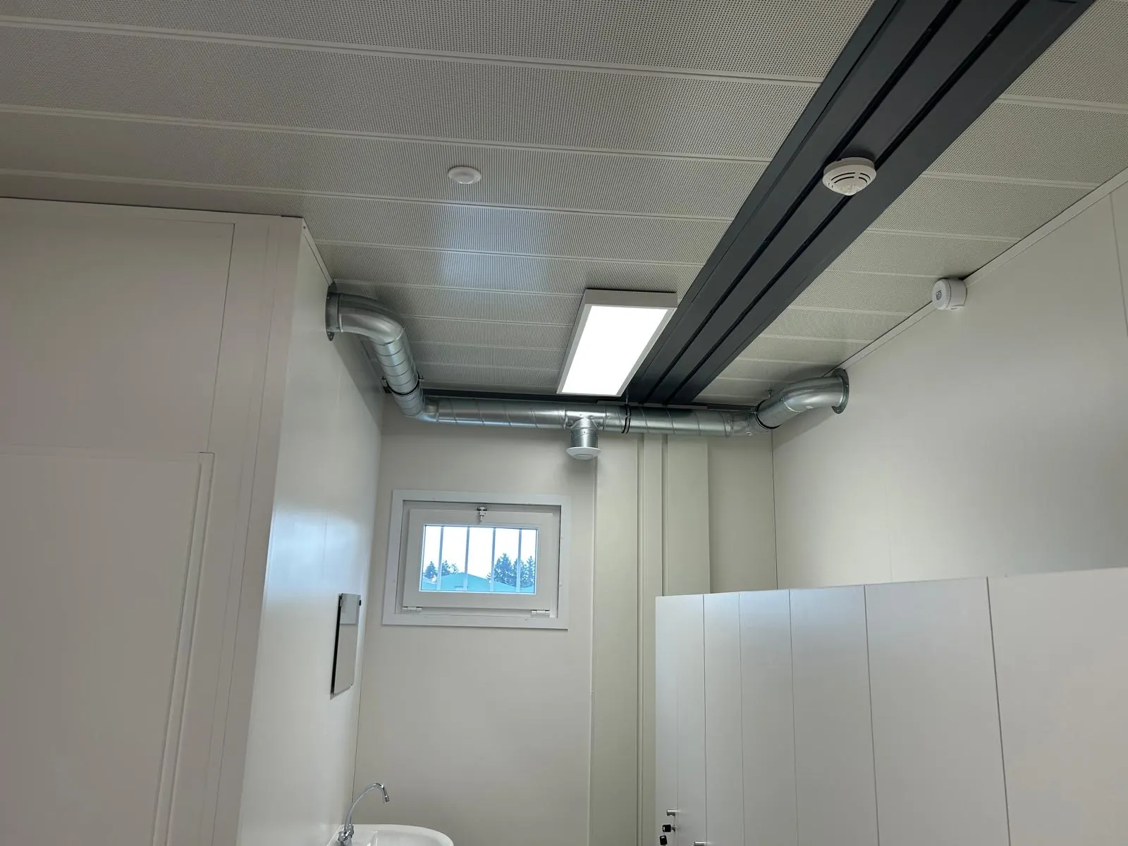 Plafond technique avec diffuseur de ventilation