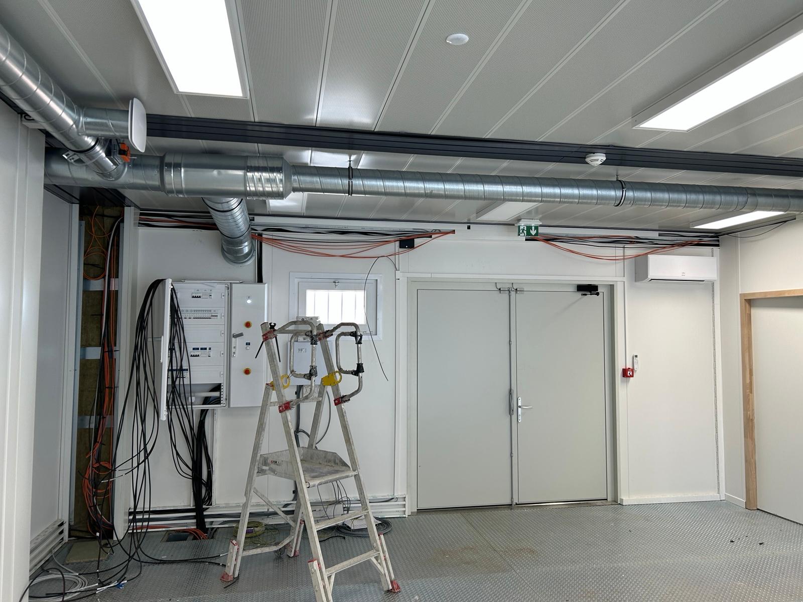 Local technique avec installation de gaines de ventilation et climatisation au Havre par VOLK BÂTIMENT